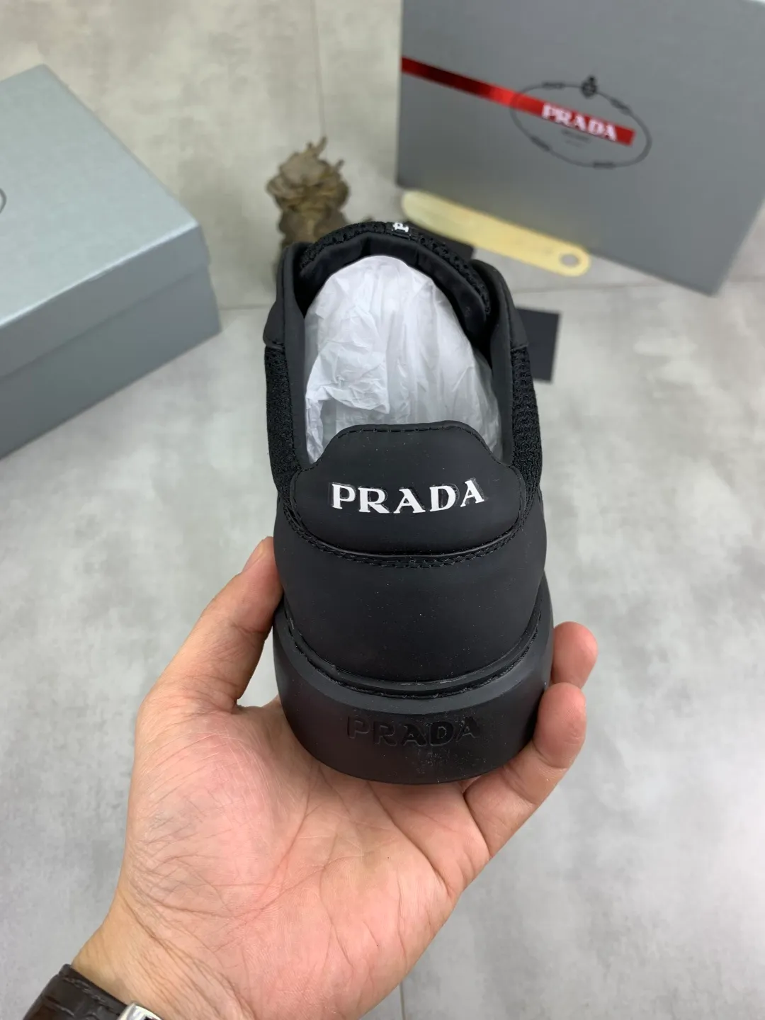 Men's shoes 💰P580💰 [New style] High version official website popular models are on the market, 🆘 Trendy brand (Prada) mainly promotes popular models, avant-garde and versatile fashion men's shoes private version mold opening, cowhide surface splicing 1:1.. Fashionable and simple, original imported cowhide lining cowhide feet; the atmosphere and personality are more fashionable, eye-catching and pursuing class. It will subvert the old idea and be a must-have for fashion trendsetters with you! Must keep it for yourself! Tall and comfortable, large and low, high-end quality workmanship. Size: 38-44 6️⃣colors available.